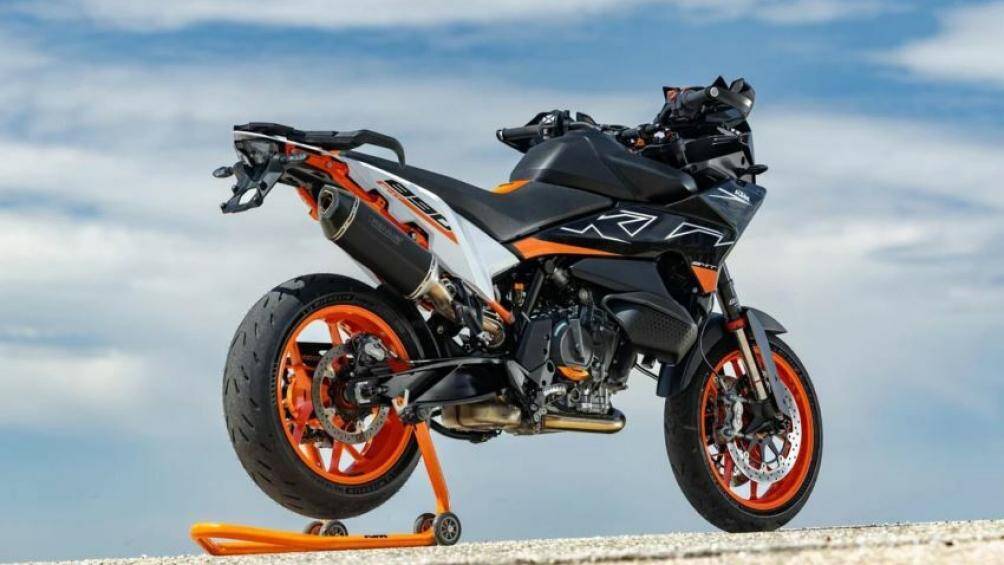 Hãng xe KTM vừa tiết lộ hình ảnh chiếc mô tô supermoto SMT 890 2023 dựa trên thiết kế của mẫu 890 Adventure cho thị trường toàn cầu