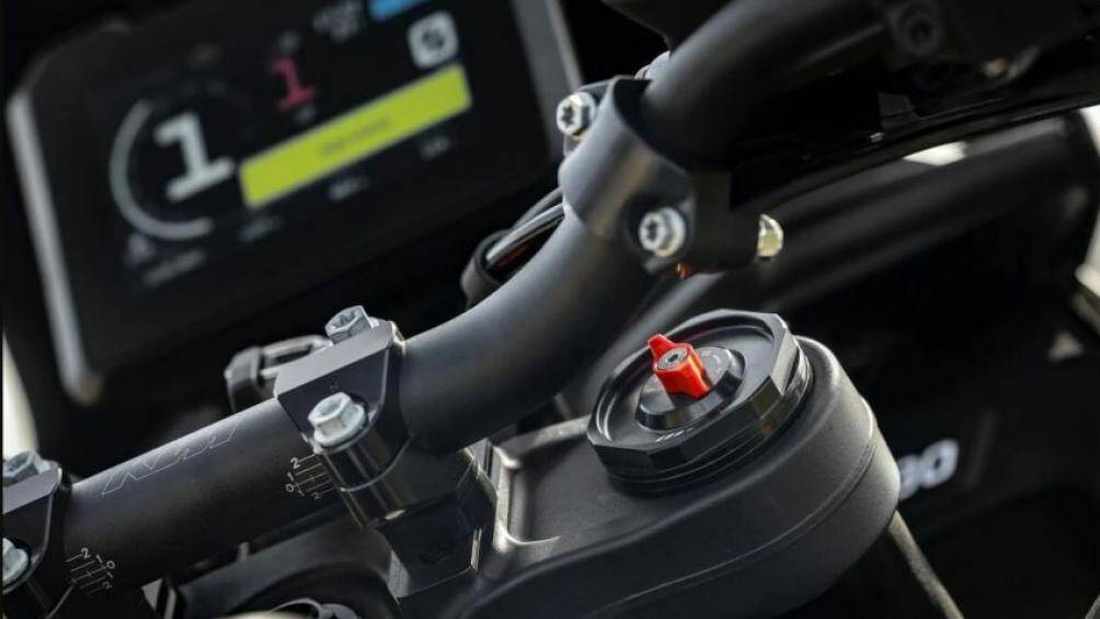 Xe còn được trang bị loạt tính năng, bao gồm hệ thống chiếu sáng toàn LED, màn hình TFT màu hỗ trợ Bluetooth