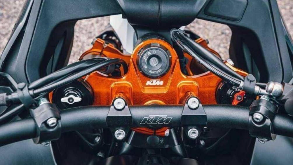 Người mua có thể lựa chọn các trang bị bổ sung như tay nắm có sưởi, hệ thống chống trượt động cơ (MSR), sang số nhanh...