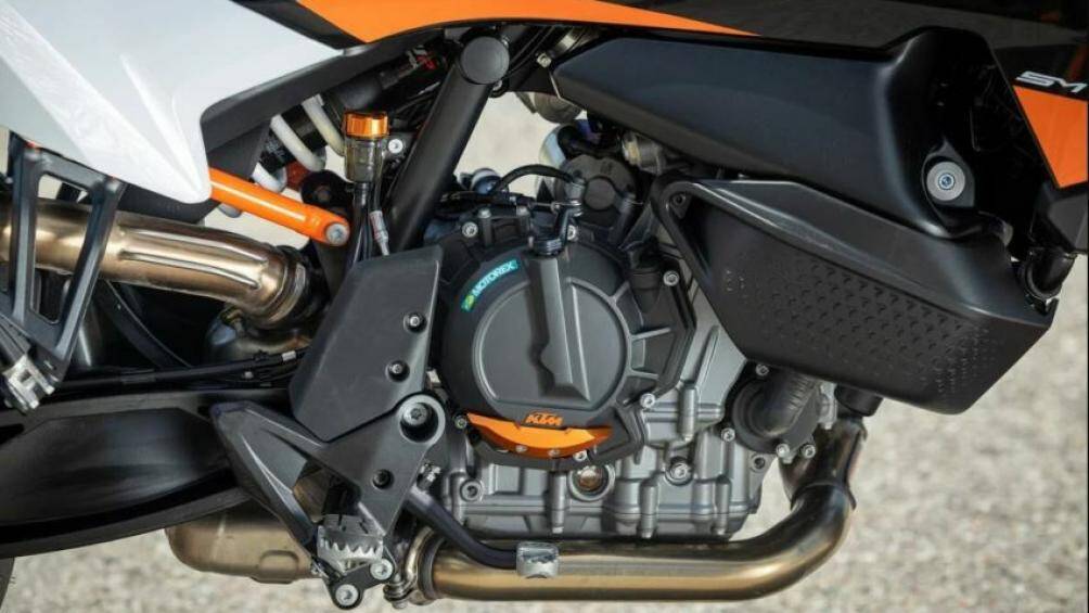 Động cơ song song LC8c, làm mát bằng chất lỏng, dung tích 889cc tạo ra công suất 103,5 mã lực