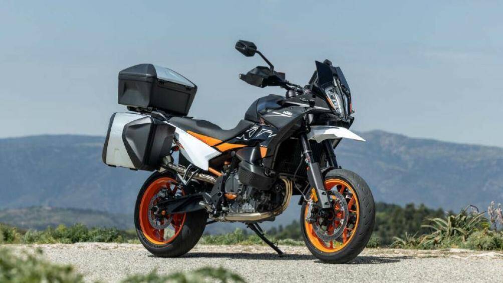 Xe được điều chỉnh lại với khung gầm phù hợp với đường phố, hệ thống treo có thể điều chỉnh cùng trang bị lốp và phanh cao cấp