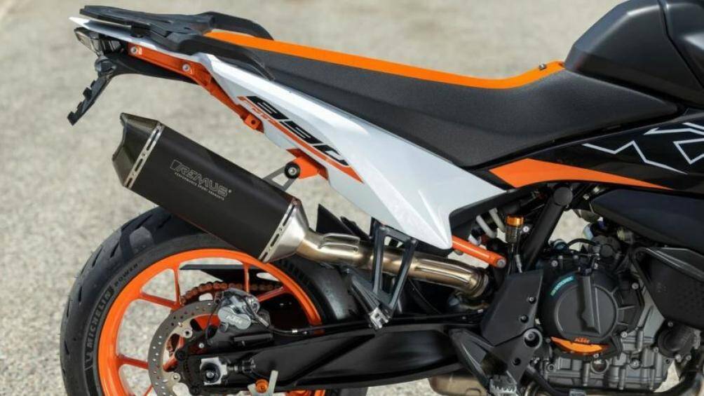 Khác với bản adventure tourer, mẫu xe này đi kèm la-zăng hợp kim 17 inch