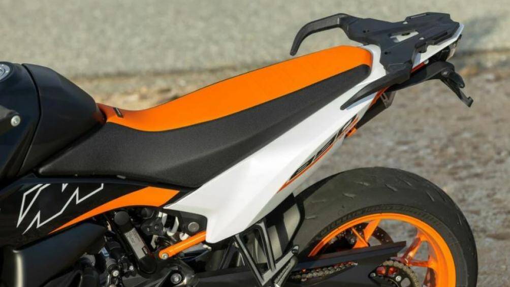 Hệ thống treo trên xe bao gồm phuộc trước hành trình ngược WP APEX và giảm xóc đơn phía sau