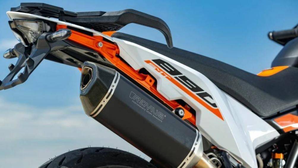 Về kiểu dáng, KTM 890 SMT 2023 có đèn pha kiểu tách rời, chắn bùn trước và phần sau vuốt cao