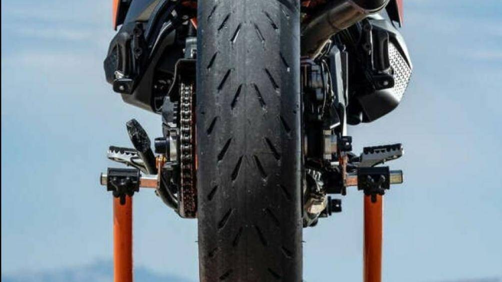 Chiếc mô tô 890 STM mới sẽ có mặt tại các đại lý của KTM trên thị trường toàn cầu từ tháng 4 năm 2023. Hiện giá bán chưa được tiết lộ