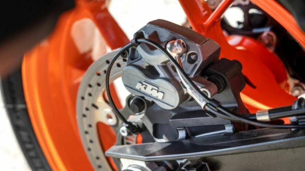 Cùng với đó là phanh đĩa đôi 320mm ở phía trước và một đĩa đơn 260mm ở phía sau