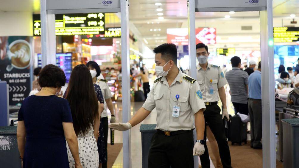 Theo lịch bay trong ngày, có 9 khung giờ cao điểm (2 khung giờ cao điểm nội địa đi và 7 khung giờ cao điểm nội địa đến) với hơn 2 nghìn khách/ khung giờ. Căn cứ vào từng khung giờ cao điểm, Cảng HKQT Nội Bài mở tối đa hệ thống máy soi chiếu an ninh.