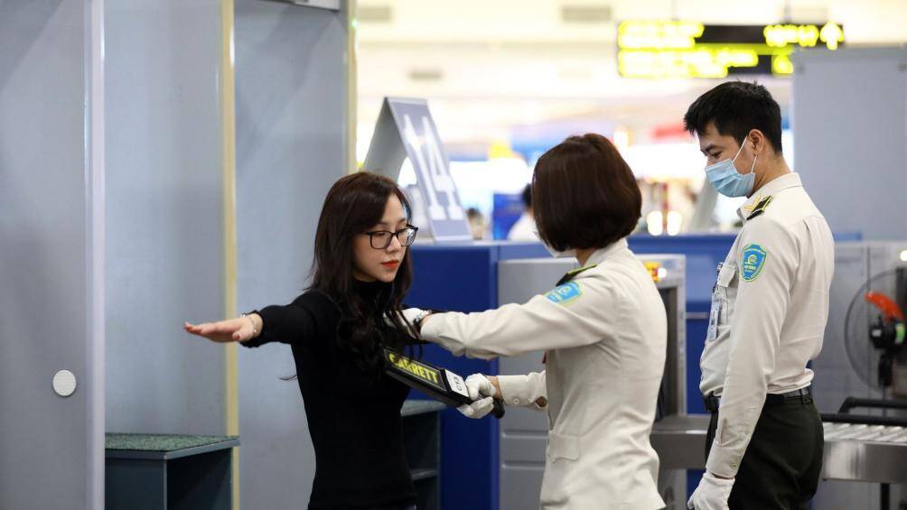 Công tác soi chiếu an ninh hàng không tại Nội Bài được thắt chặt khi áp dụng nâng mức kiểm soát lên cấp độ 1