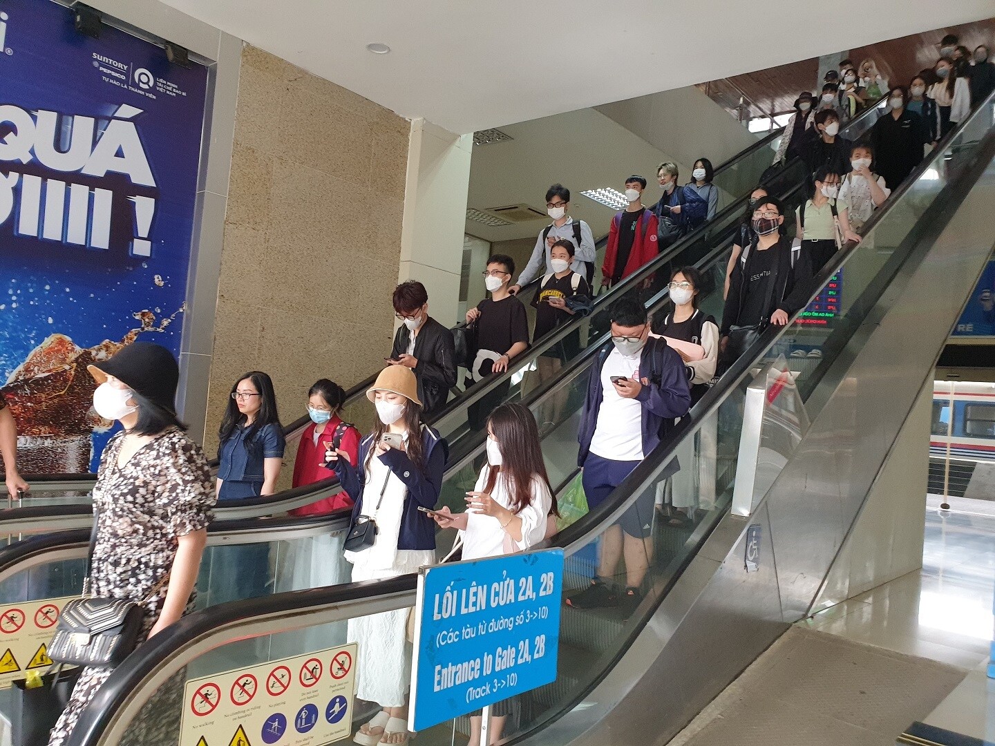 Do tàu đỗ tại các đường ke ga phía trong nên hành khách phải đi theo cầu vượt bộ hành, xuống cầu thang cuốn ra ga