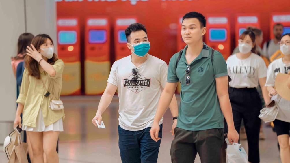 Ghi nhận của PV Báo Giao thông, trong các khung giờ cao điểm, Cảng HKQT Nội Bài đã áp dụng nhiều giải pháp để tăng cường thông thoát. Cụ thể như ứng dụng công nghệ thông tin để tính toán dự báo số liệu sản lượng vận chuyển và các khung giờ cao điểm để chủ động nhân lực và trang thiết bị phục vụ, đồng thời tăng cường phối hợp với các hãng hàng không, các công ty phục vụ mặt đất, các lực lượng công an đóng trên địa bàn để giải quyết nhanh mọi tình huống phát sinh…