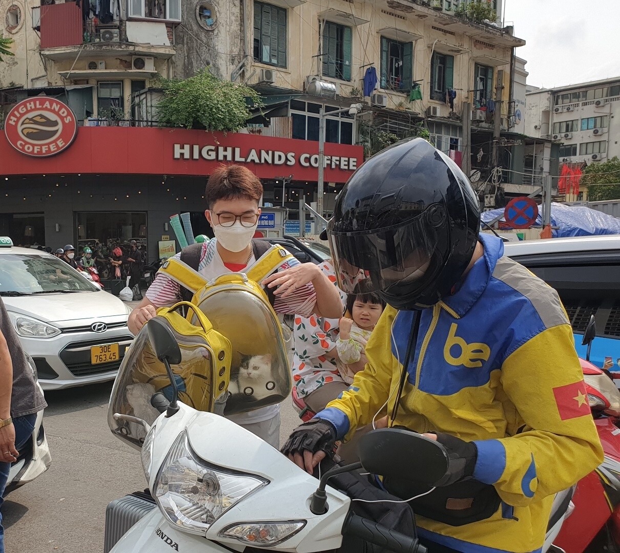 Nhiều hành khách mang theo cả  chó, mèo. Đây chính là ưu điểm của tàu hoả do hành khách được thoải mái mang theo thú cưng mà không phải trả thêm phí.