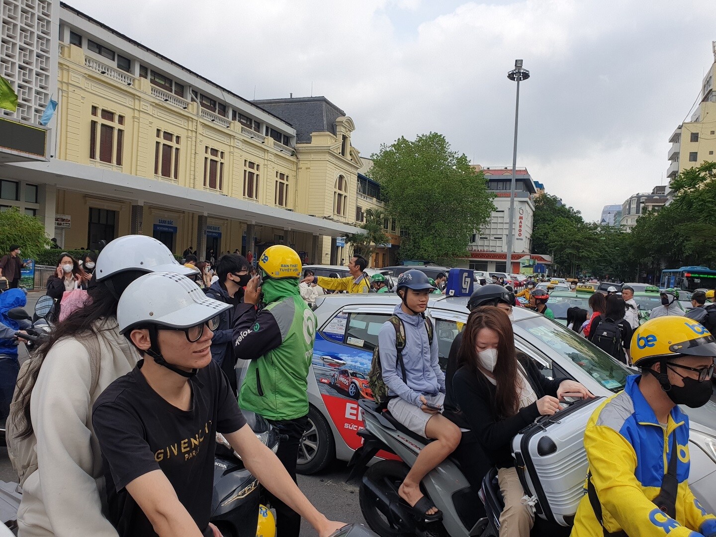 Tuy nhiên, lối từ quảng trường ga ra đường Lê Duẩn lại đông nghẹt do hành khách và phương tiện ùn lại vì vướng các phương tiện chờ đón khách phía ngoài.