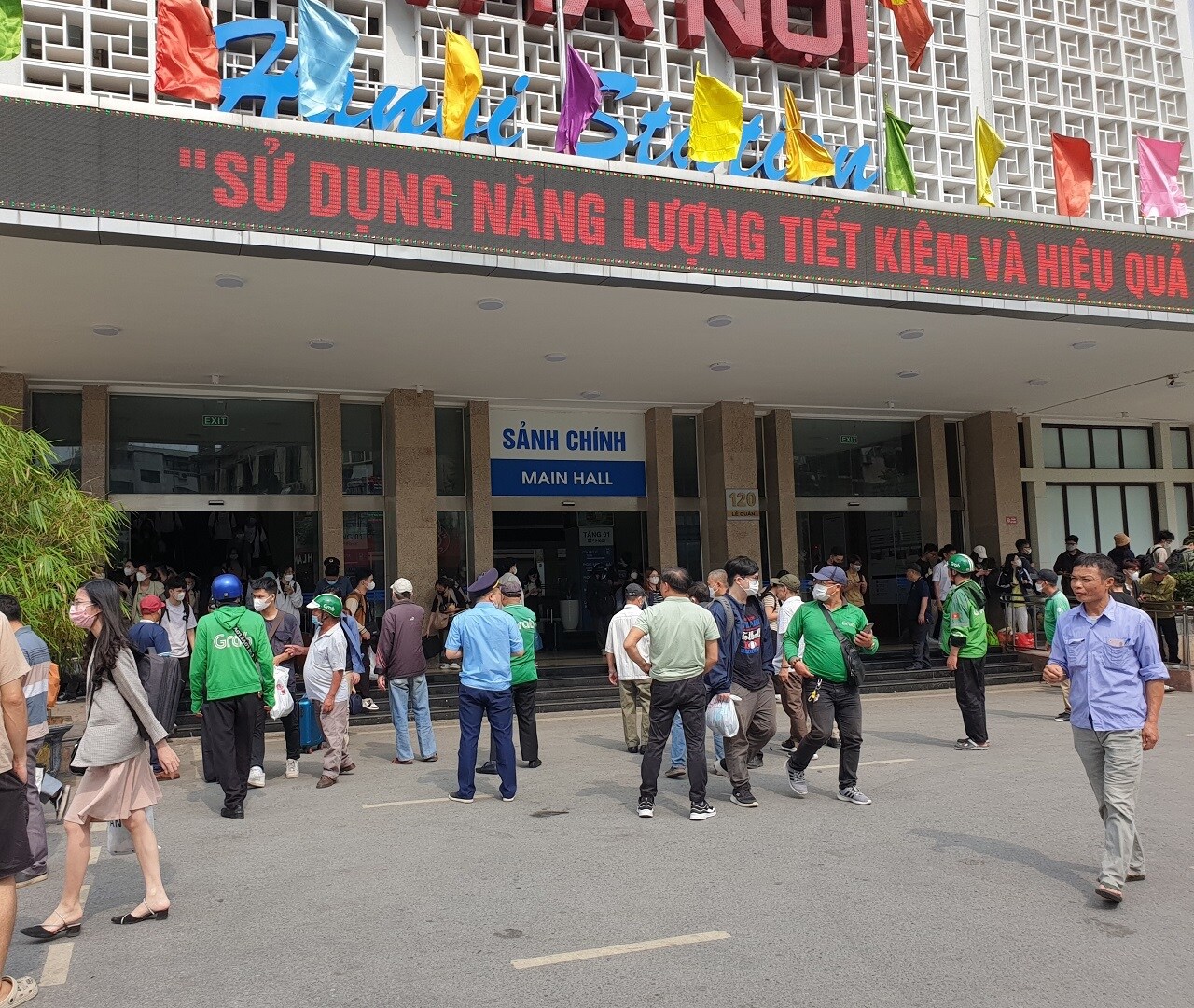 Nhà ga mở nhiều cửa tiễn khách, ngoài phía đường Lê Duẩn còn cửa phía phố Trần Quý Cáp dành cho hành khách mang theo xe máy lên tàu. Vì vậy, tuy khách đông nhưng quảng trường ga thông thoáng.
