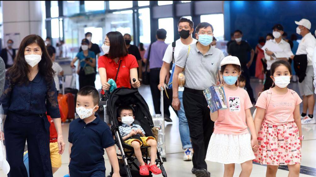 Theo thống kê sơ bộ, trong 05 ngày nghỉ lễ, Cảng HKQT Nội Bài đã phục vụ an toàn tuyệt đối gần 2.700 lượt chuyến bay và hơn 422.000 lượt hành khách. So sánh với cùng kỳ 2022, lượng chuyến bay và hành khách nội địa đạt mức tương đương trong khi sản lượng chuyến bay quốc tế tăng 86% và hành khách quốc tế tăng 299%.