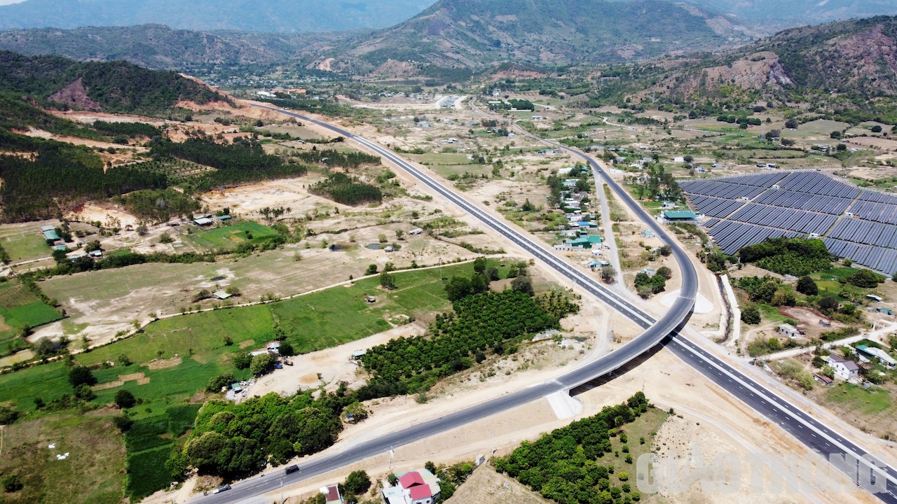 Hệ thống cầu vượt đường cao tốc đang được khẩn trương hoàn thành những công việc cuối cùng để phục vụ nhu cầu đi lại khi cao tốc đi vào khai thác.