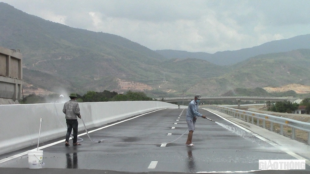 Công tác dọn dẹp vệ sinh, “làm đẹp” cho công trình đã được nhà đầu tư quan tâm ngay từ bây giờ.
