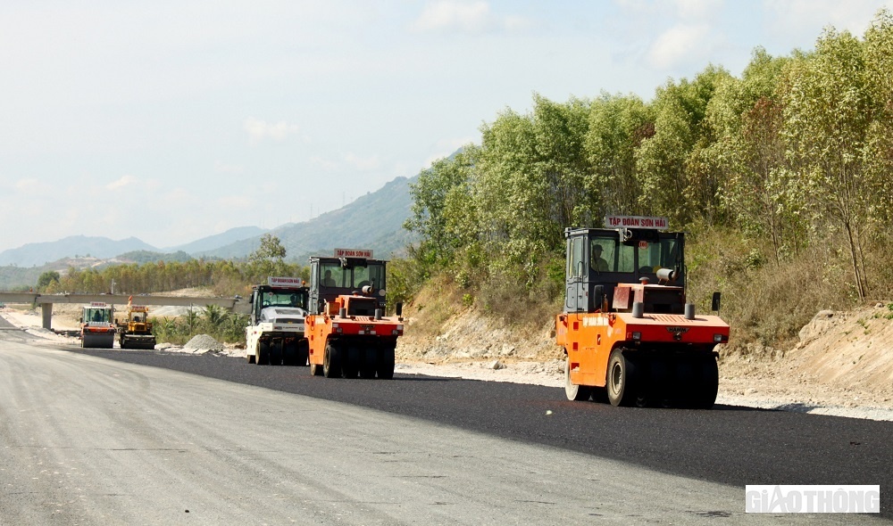 Dự án cao tốc Nha Trang - Cam Lâm được khởi công tháng 9/2021, theo hình thức đối tác công - tư (PPP), hợp đồng BOT (xây dựng - vận hành - chuyển giao) với tổng kinh phí hơn 7.600 tỷ đồng. Cao tốc dài gần 49 km, đi qua các huyện Diên Khánh, Cam  Lâm và TP. Cam Ranh (Khánh Hòa). Nhà đầu tư là Công ty TNHH Tập đoàn Sơn Hải. Doanh nghiệp dự án là Công ty TNHH Đầu tư xây dựng đường cao tốc Nha Trang - Cam Lâm.