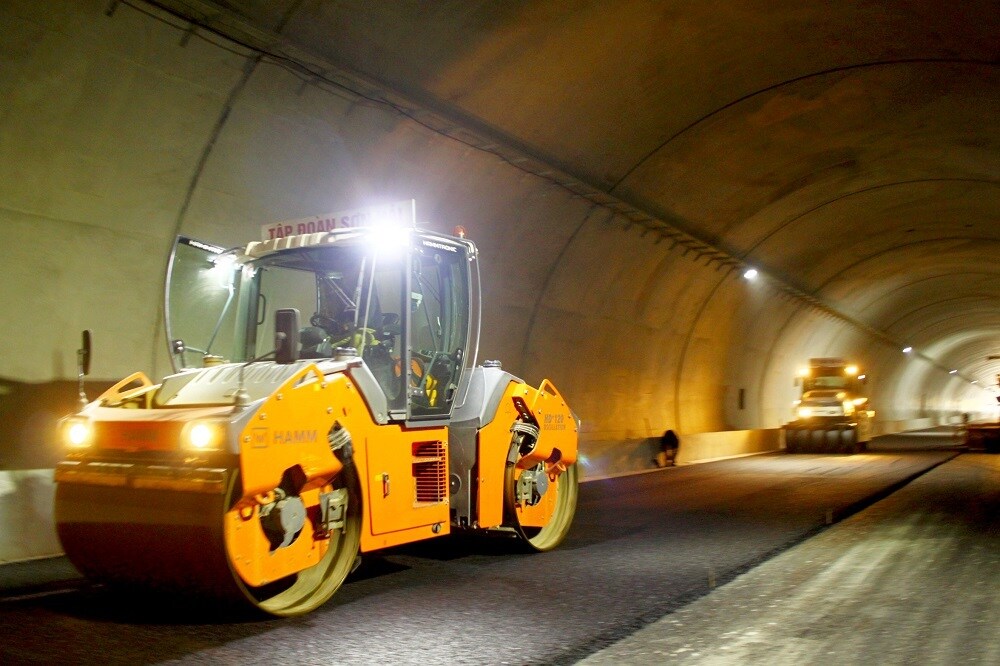 Giữa tháng 5/2022, các đơn vị thi công đã khơi thông hoàn toàn hầm Dốc Sạn, vượt hơn 3 tháng rưỡi so với kế hoạch. Nay, hạng mục hầm Dốc Sạn đang hoàn thiện bê tông vỏ hầm và đang thảm nhựa.