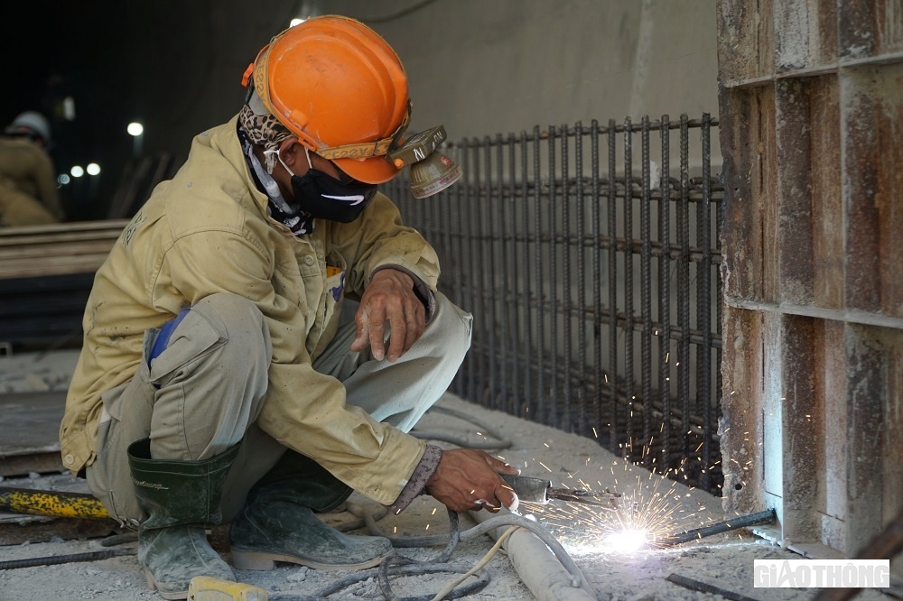 Đường hầm đã được rải thảm nhựa và đang dần lắp đặt các hệ thống thiết bị phụ trợ. Những đốm lửa hàn hôm nay sẽ góp làm cho ánh sáng trong hầm Dốc Sạn soi cho những chuyến xe qua lại ngày mai.