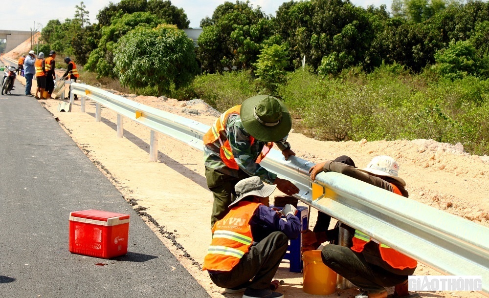Trong dịp lễ 30/4 và 1/5, dưới cái nắng nung người, những công nhân công trình đang lắp đặt hệ thống hộ lan mềm. Vì tiến độ để công trình sớm thông xe, họ đã gác lại mọi niềm vui bên cạnh gia đình, người thân.