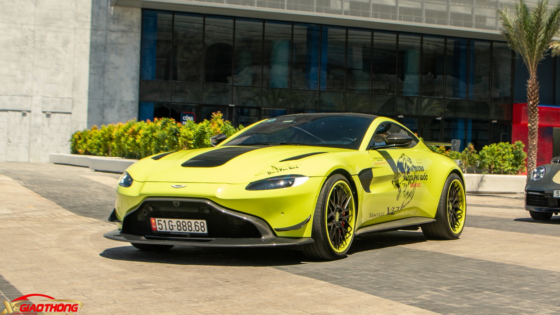 Aston Martin V8 Vantage thế hệ mới là mẫu siêu xe cực kì hiếm khi số lượng chỉ đếm trên đầu ngón tay ở Việt Nam. Mới đây, một chiếc Aston Martin V8 Vantage với gói độ tiền tỷ vừa được bắt gặp tại thị trấn Dương Đông (Phú Quốc)