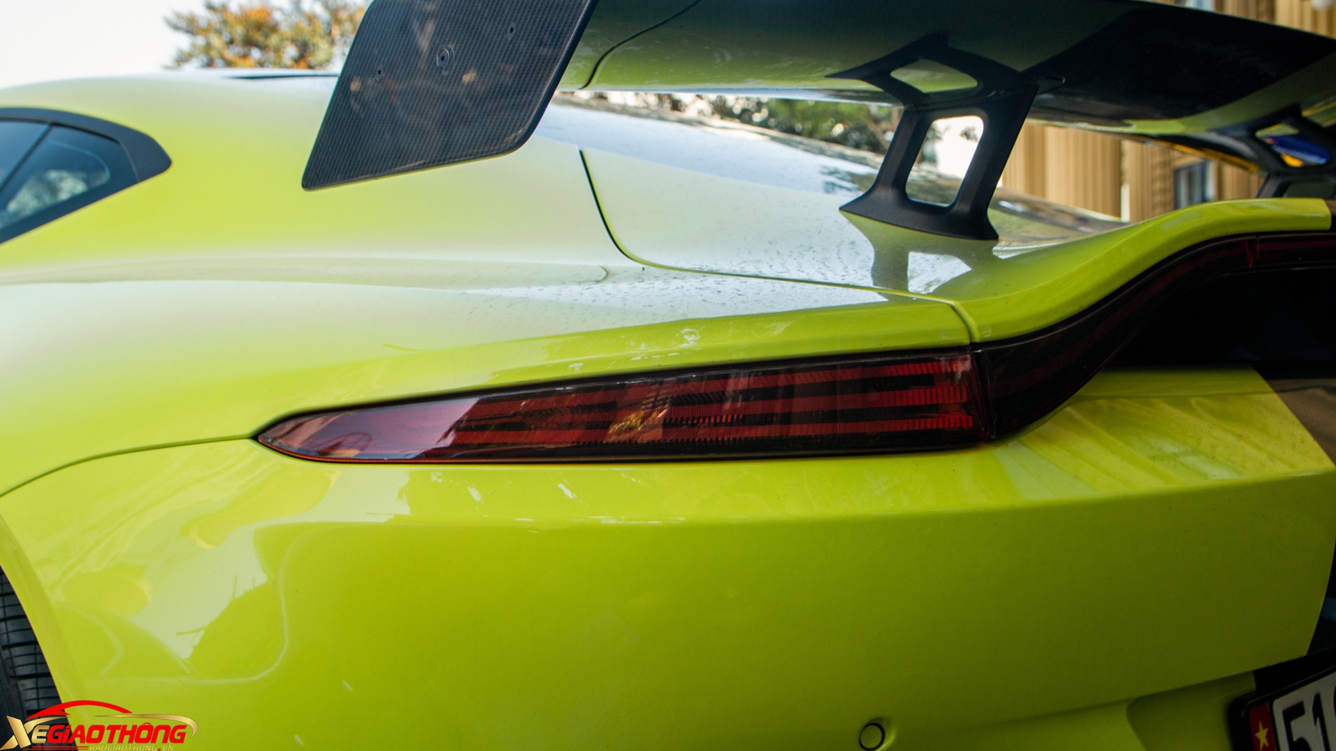 Phần đuôi xe được vuốt cao phía trên nắp cốp, tạo thành một cánh gió nhỏ tích hợp. Luồng gió dưới gầm xe được tối ưu hóa bằng bộ khuếch tán cỡ lớn phát triển chung với mẫu xe đua Vantage GTE. Dải đèn LED kéo dài dọc theo đường nét thiết kế cánh gió đuôi là một chi tiết mang tính biểu tượng trên mẫu xe này