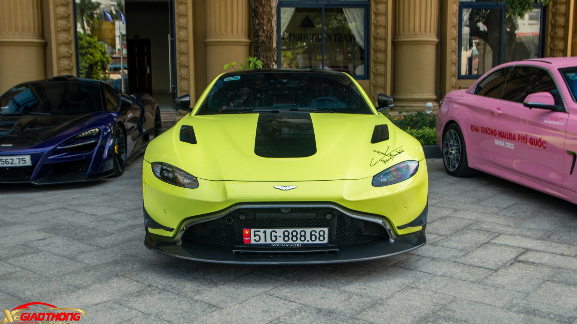 Sức mạnh này được truyền đến bánh sau của xe thông qua hộp số ZF 8 cấp, nhờ đó, xe có khả năng tăng tốc từ 0-100 km/h trong 3,6 giây trước khi đạt vận tốc tối đa 313 km/h