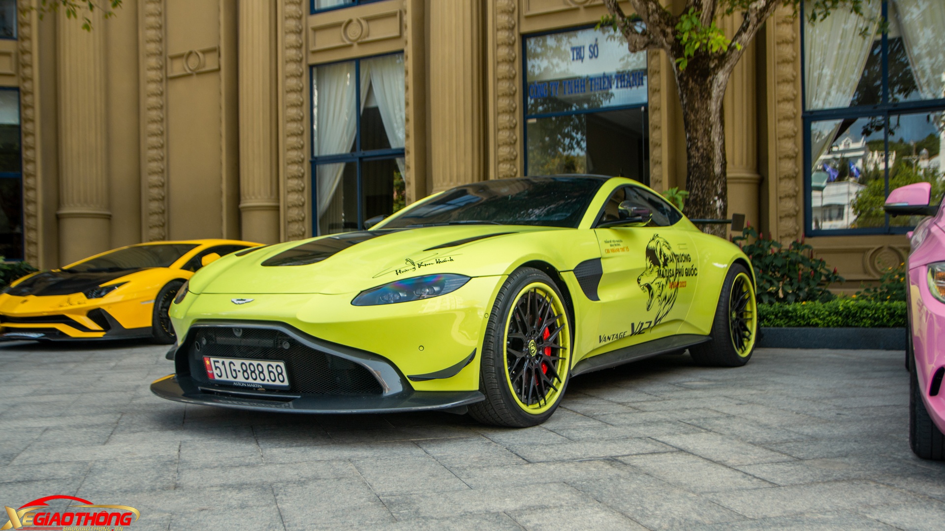 Chiếc Aston Martin V8 Vantage này được mua chính hãng và "khui công" vào tháng 1/2019. Mẫu xe thể thao này có mức giá tham khảo khoảng 15 tỷ đồng, có thể thay đổi tuỳ vào trang bị mỗi chiếc