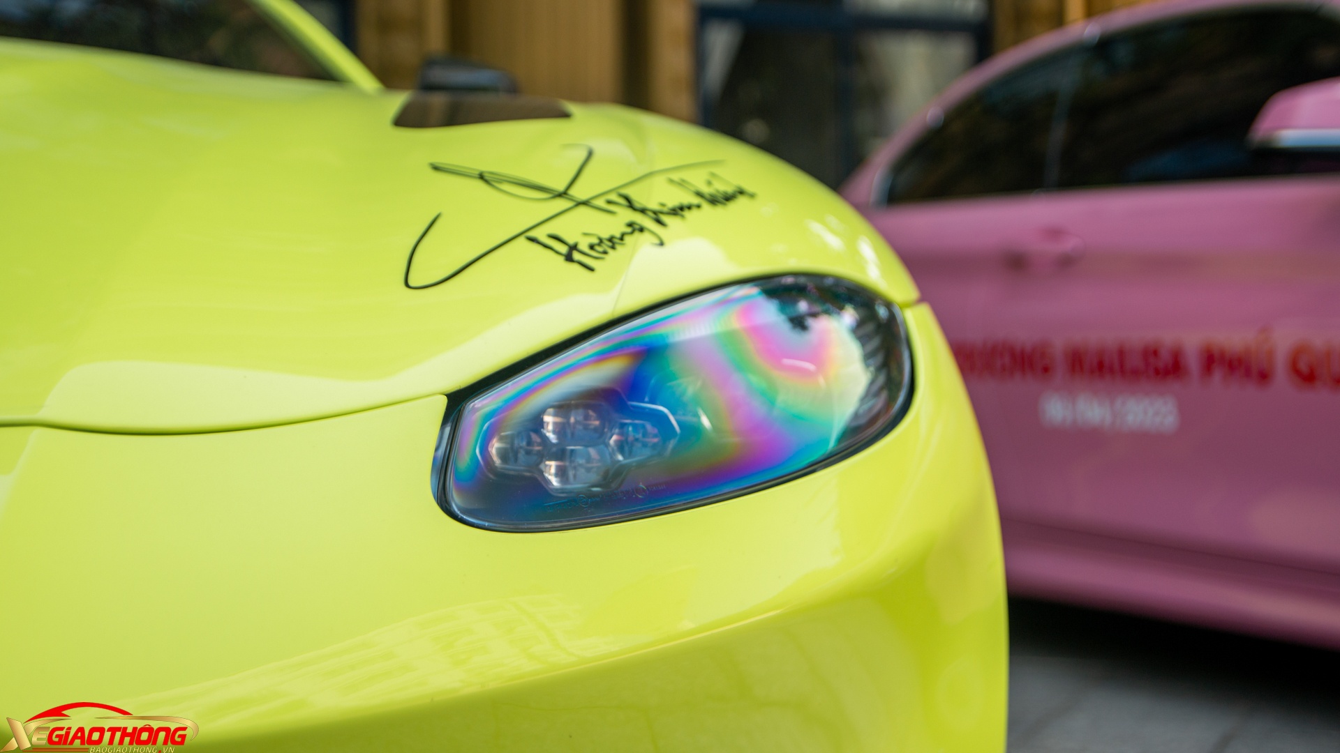 Lime Essence cũng chính là màu sơn được hãng xe thể thao Anh quốc dùng để ra mắt mẫu V8 Vantage. Với tông màu rất nổi bật, các đường nét thiết kế phóng khoáng, mềm mại của Vantage hiện lên một cách hài hòa, đầy tính nghệ thuật cũng như không kém phần thể thao