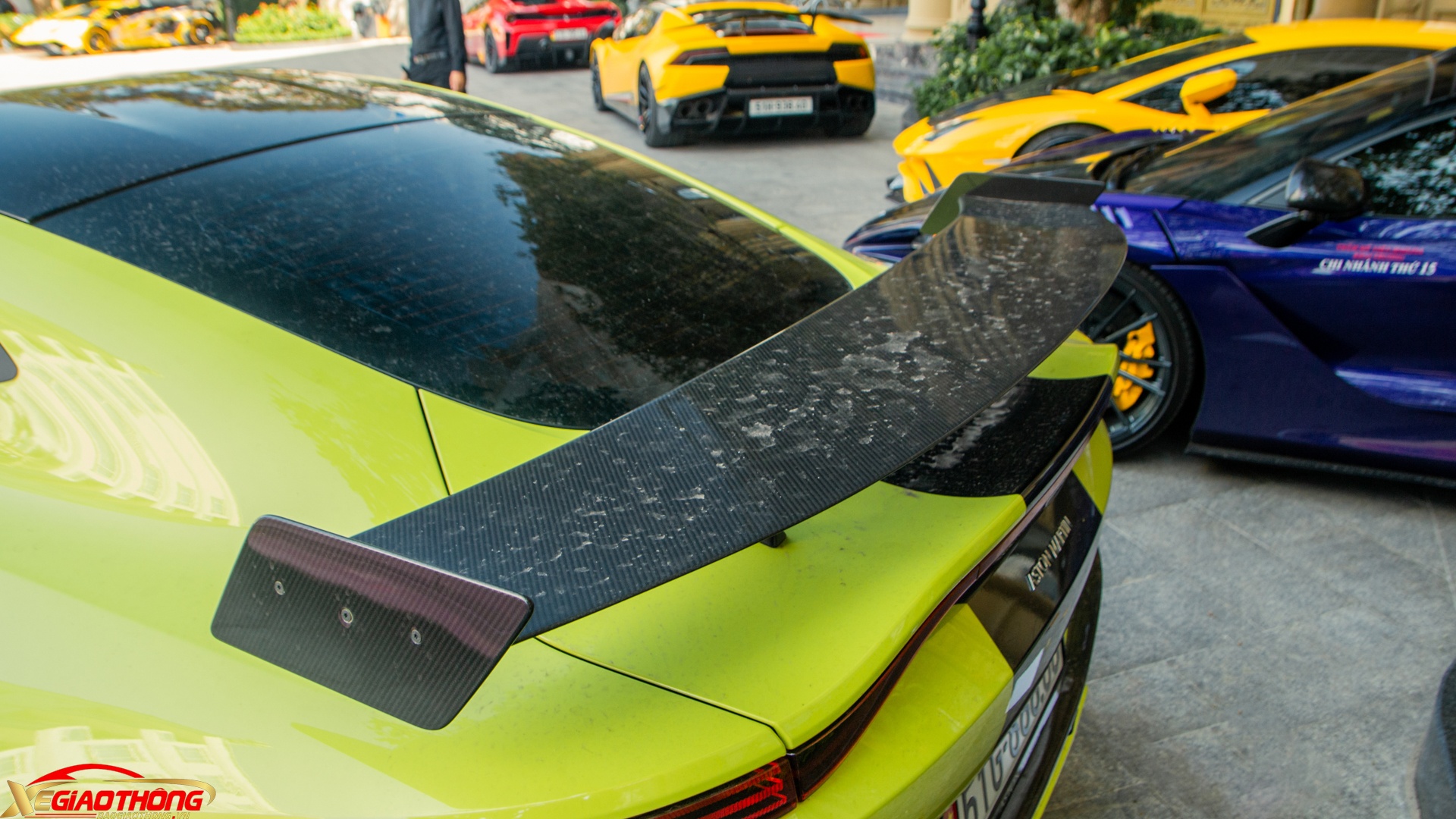 Aston Martin V8 Vantage sử dụng động cơ V8 4.0L do Mercedes-AMG phát triển và sản xuất. Động cơ này có khả năng sản sinh công suất cực đại 503 mã lực cùng mô-men xoắn cực đại 685 Nm, ngang với đàn anh DB11