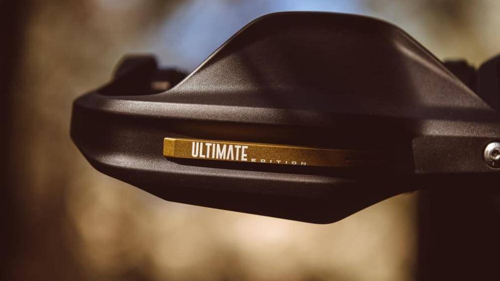 Các trang bị về mặt thẩm mỹ áp dụng cho BMW R 1250 GS Ultimate Edition bao gồm hai gói phụ kiện Shadow I và II