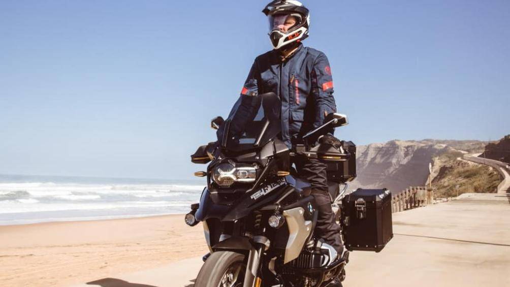 BMW còn cung cấp sẵn cho phiên bản Ultimate kính chắn gió tối màu, khung chống đổ màu đen, hệ thống đèn trợ sáng, ống xả Akrapovic titan