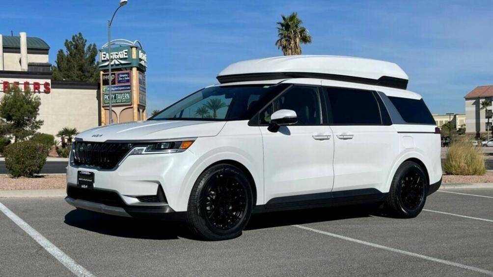 Lều mái được làm từ nhựa nhiệt rắn gia cố và khi gập lại trông rất gọn gàng, đặc biệt khi được sơn cùng màu với phần còn lại của chiếc MPV Hàn Quốc