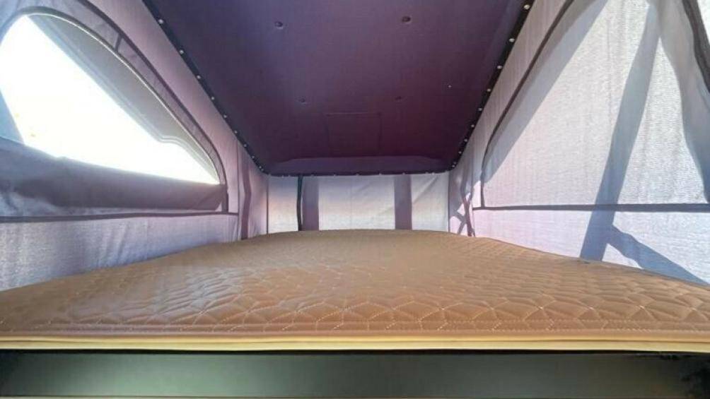 Khi mở ra, bên trong chiếc lều là khu vực ngủ nhỏ gọn dành cho 2 người. Có cả cửa sổ lưới ở 2 bên có thể mở được