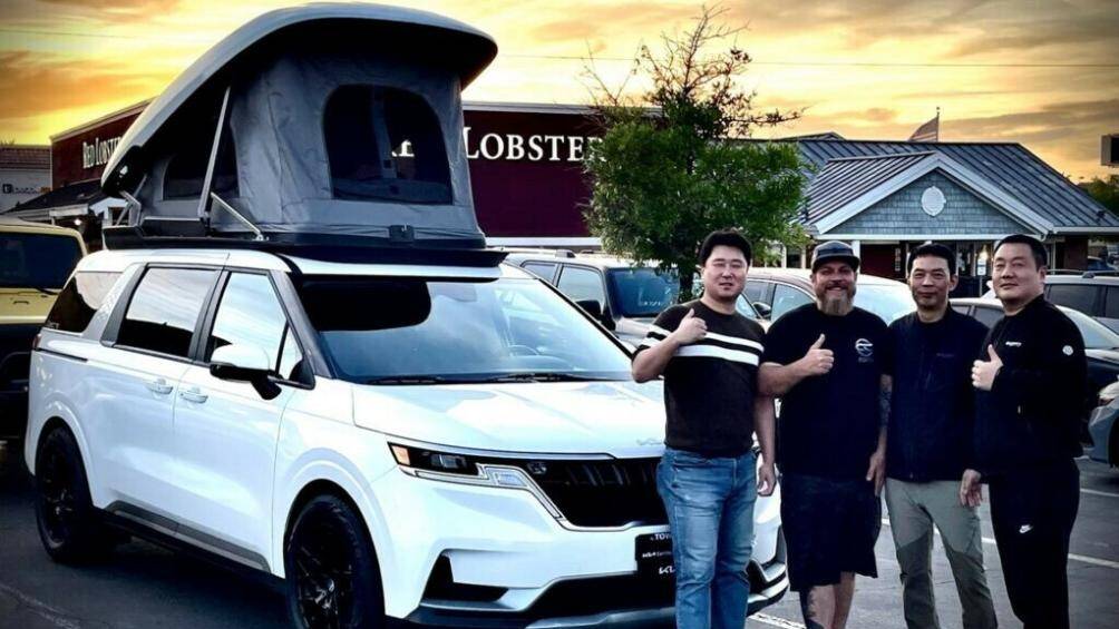 Một chiếc Kia Carnival được hoán cải thành xe cắm trại tiện nghi với chiếc lều ngủ trên mái xe có giá 16.000 USD (375 triệu đồng)