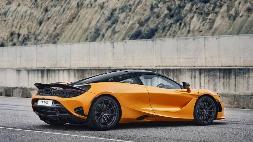 Giá bán khởi điểm của McLaren 750S từ 324.000 USD (khoảng 7,6 tỷ đồng) với bản Coupe và từ 345.000 USD (khoảng 8,1 tỷ đồng) với bản Spider