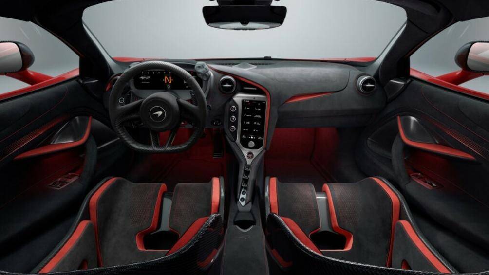 Nội thất của McLaren 750S không thay đổi khi vẫn giữ thiết kế đơn giản với vô-lăng không nút bấm, màn hình cảm ứng đặt dọc ở vị trí trung tâm