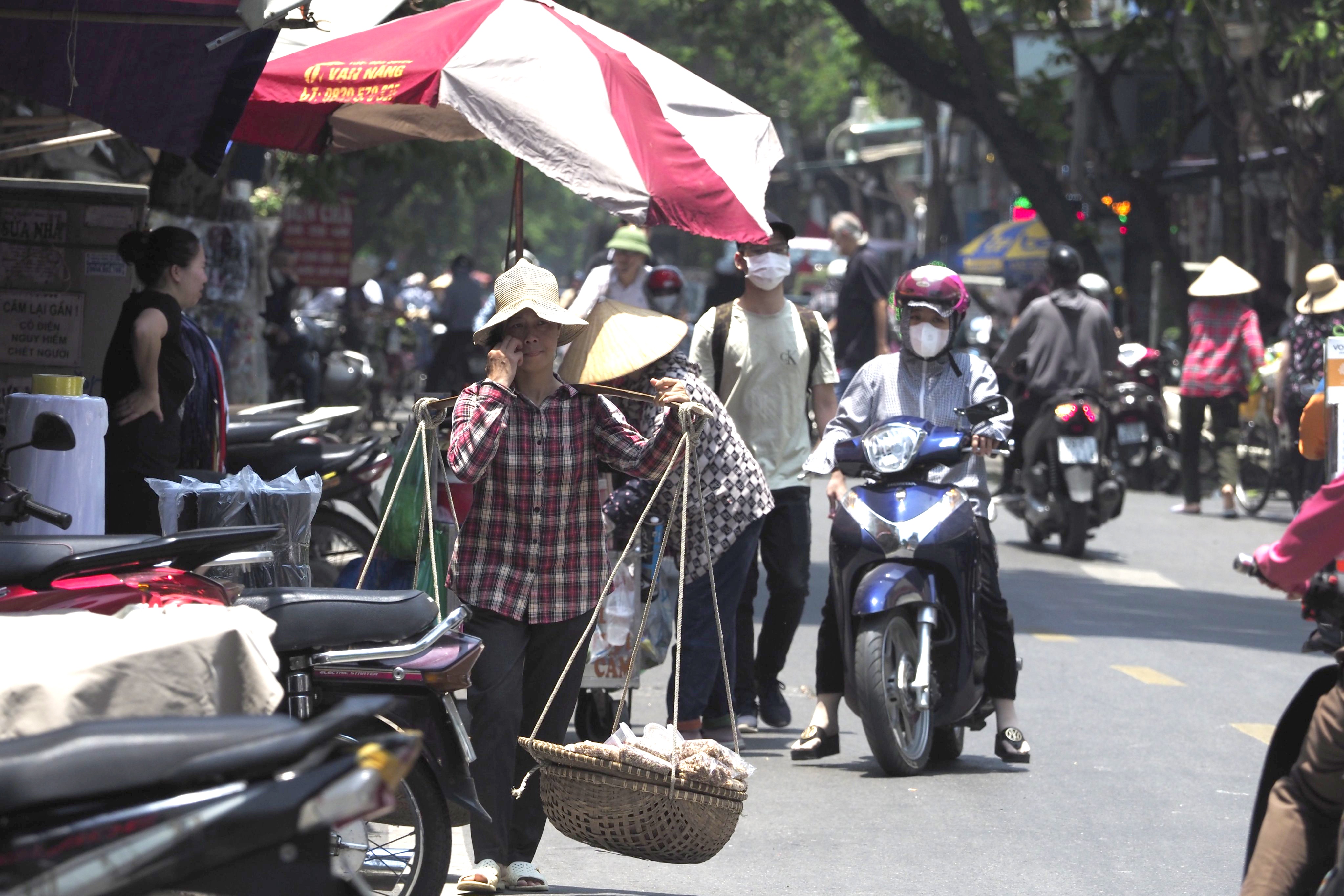 "Hôm qua tôi thấy dự báo bắt đầu từ hôm nay nắng nóng sẽ diễn ra ở Hà Nội, nhưng không ngờ lại nắng rát như thế. Đi đường phải đeo kính râm, mặc áo chống nắng trùm kín người", chị Trần Thu Minh, trú ở Cầu Giấy cho hay.