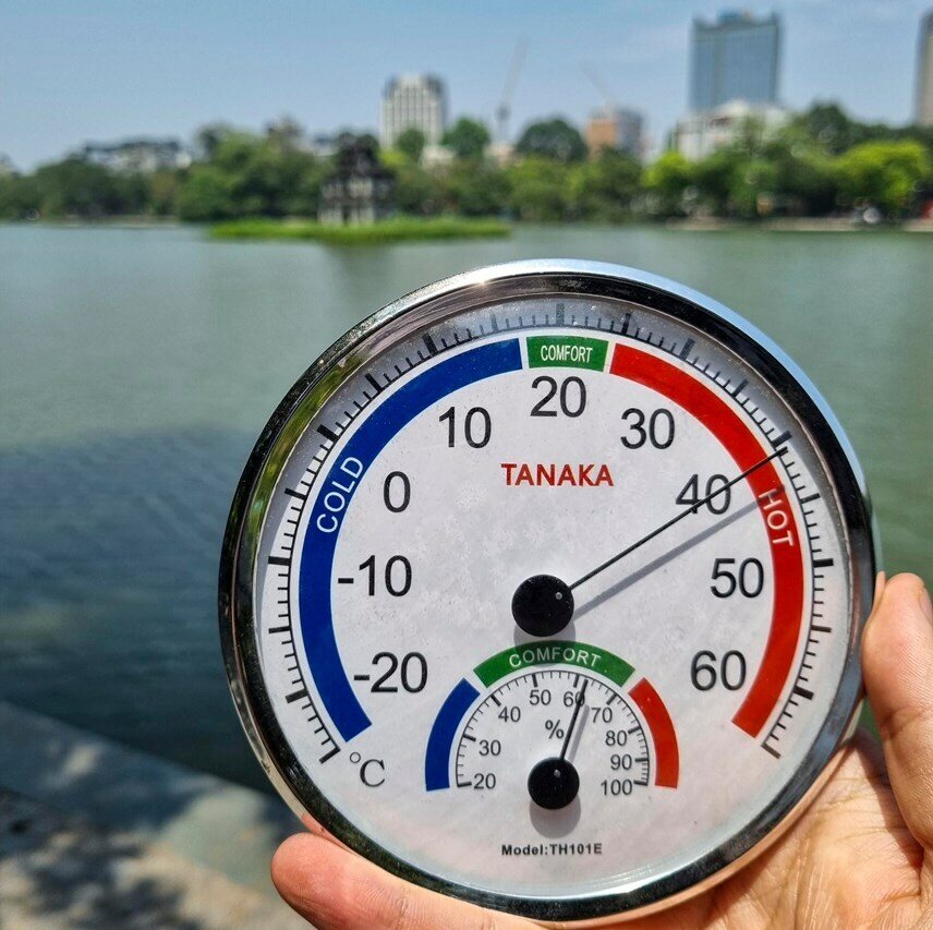Nhiệt độ đo tại Hồ Gươm trưa 5/5 lên tới hơn 40 độ C.