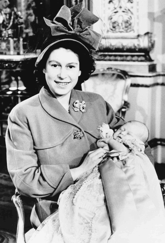 Vua Charles III chào đời ngày 14/11/1948 tại Cung điện Buckingham, là con trai cả của cố Nữ hoàng Anh Elizabeth II và Hoàng thân Philip. Ông trở thành Thái từ vào năm 3 tuổi khi mẹ ông trở thành Nữ hoàng Anh vào năm 1952. Ảnh: AP