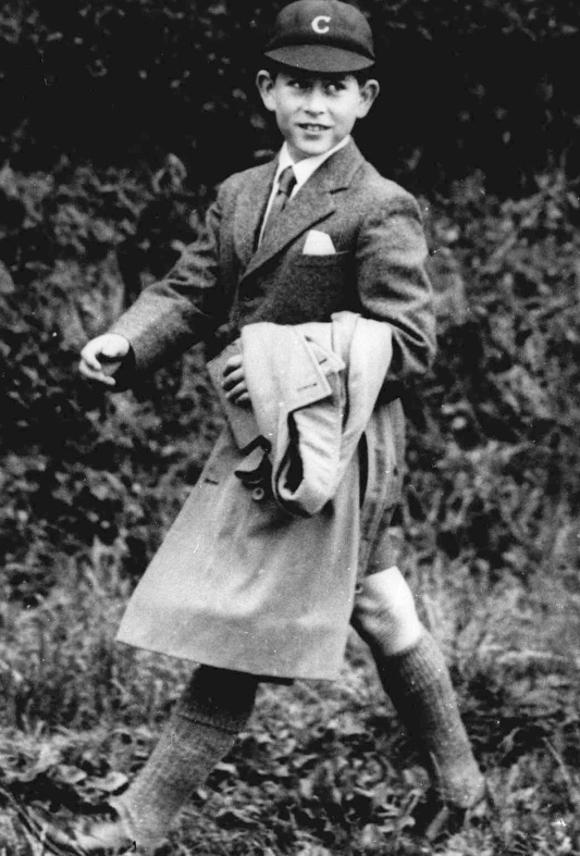 Ông Charles là người thừa kế ngai vàng đầu tiên tại Anh đến trường thay vì học tập tại Cung điện. Ông học tiểu học tại một ngôi trường ở London rồi theo học tại trường nội trú Gordonstoun ở Scotland nơi cha ông - Hoàng thân Philip từng theo học. Sau đó, ông Charles theo học chuyên ngành nhân loại học, khảo cổ học tại Cao đẳng Trinity, Cambridge. Ảnh: AP