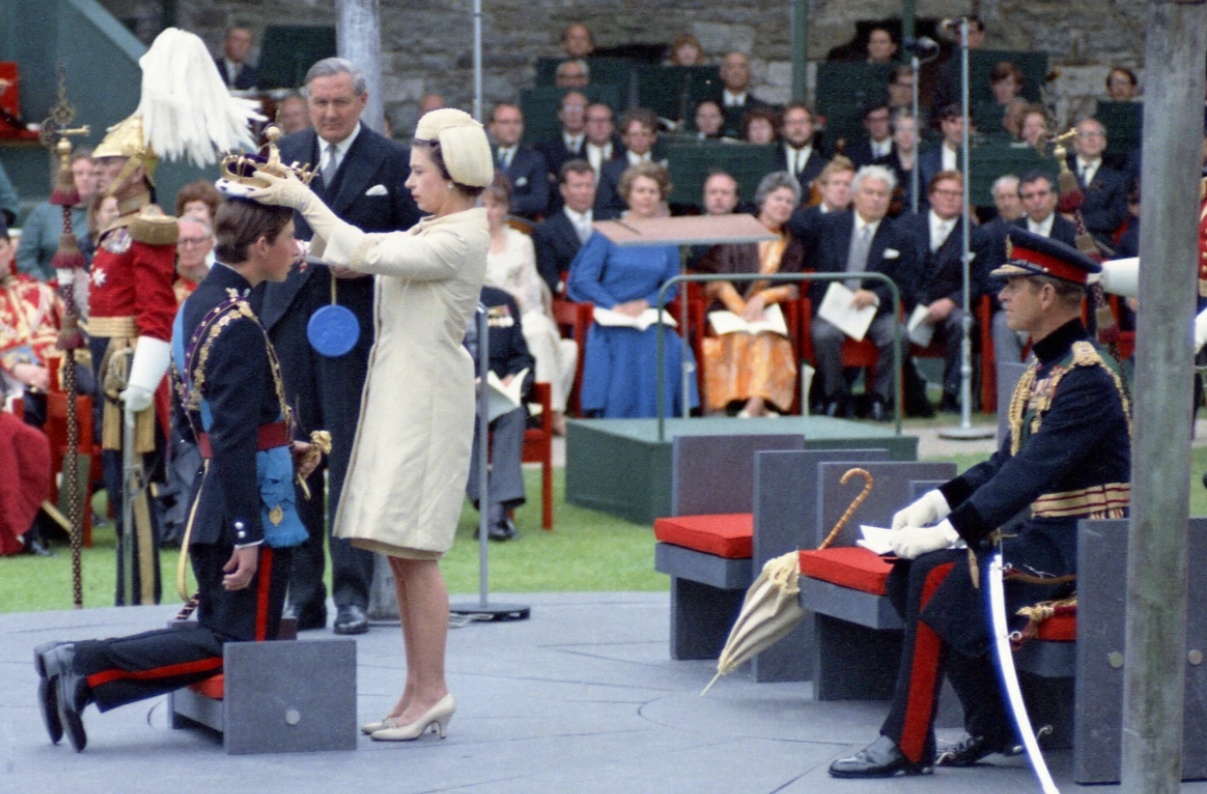 Ngày 1/7/1969, ông Charles được Nữ hoàng Anh Elizabeth II tấn phong làm Thân vương xứ Wales trong buổi lễ tại lâu đài Caernarfon. Ảnh: AP