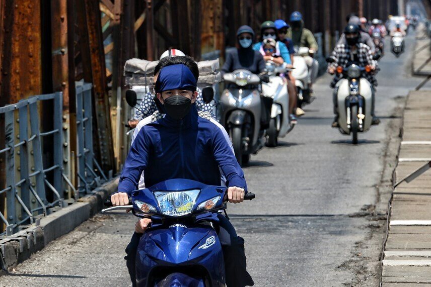 Để chống chọi với cái nắng đầu mùa gay gắt, những phương tiện như ô, áo chống nắng, găng tay… đã được người dân sử dụng khi ra đường.
