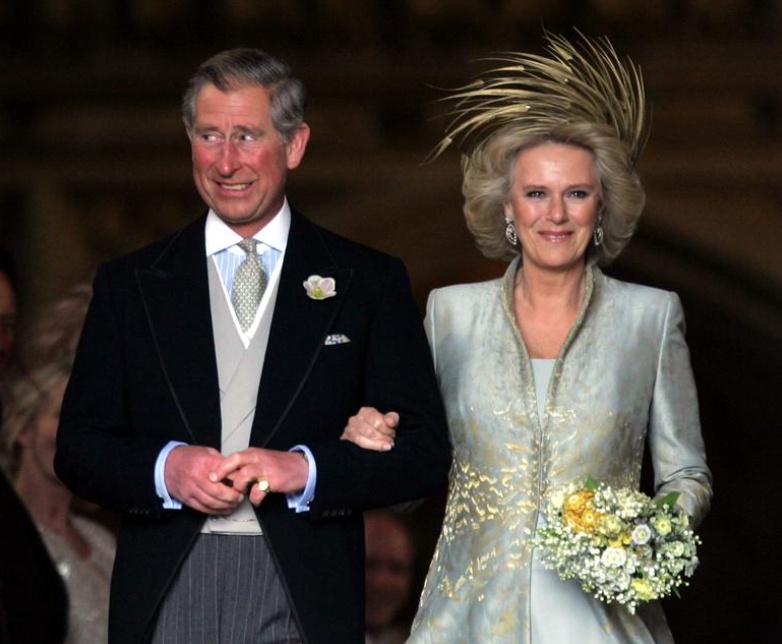 Năm 2005, ông Charles kết hôn với bà Camilla Parker Bowles tại Nhà nguyện St. George, Lâu đài Windsor. Ảnh: Reuters