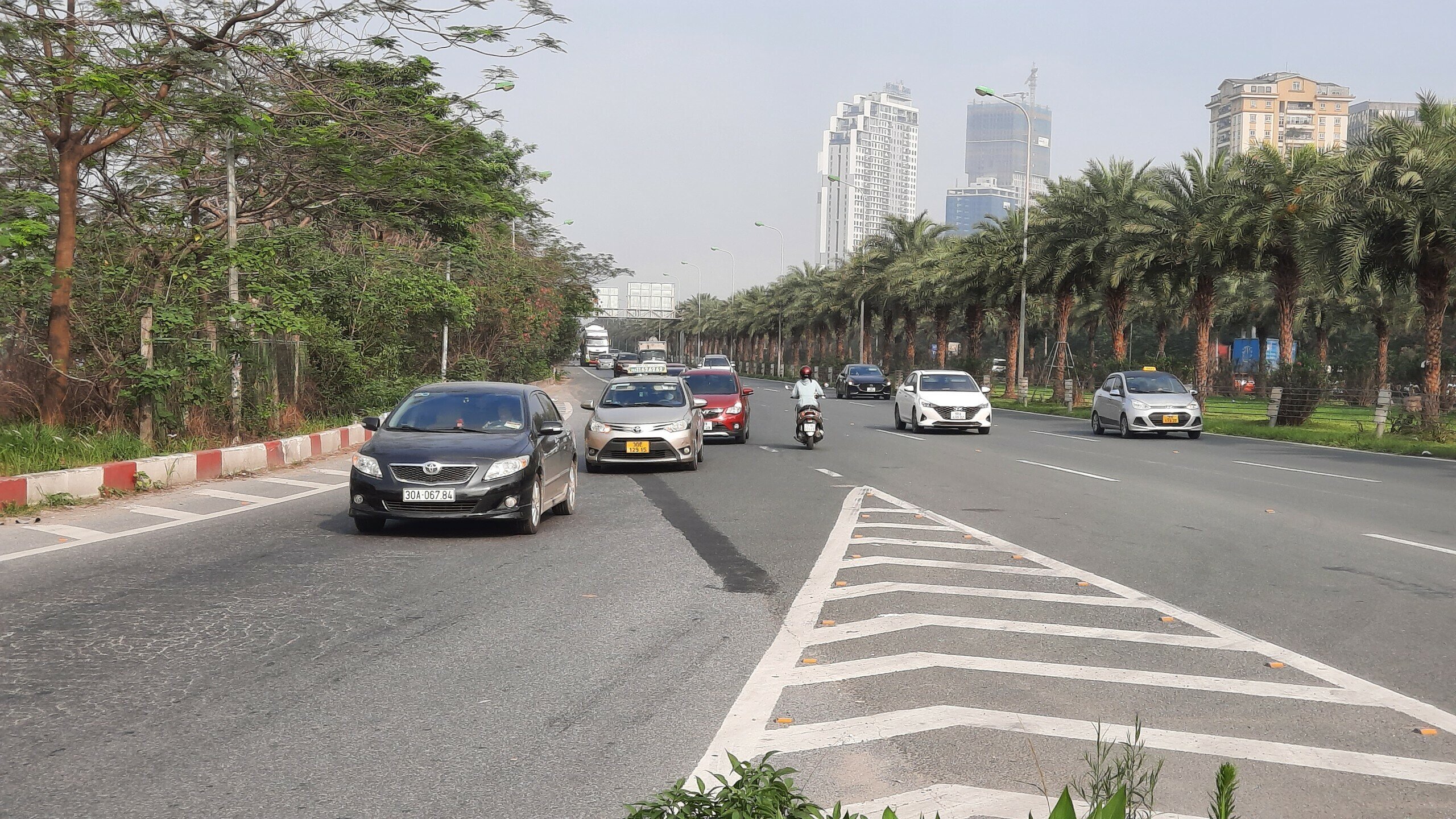 Thời gian qua, đã xảy ra không ít vụ TNGT làm người điều khiển xe máy tử vong, bị thương khi đi vào làn đường cao tốc Đại lộ Thăng Long. Thế nhưng, bất chấp nguy hiểm, các tài xế xe máy vẫn "giỡn mặt tử thần" khi vô tư đi vào làn cao tốc ở đây