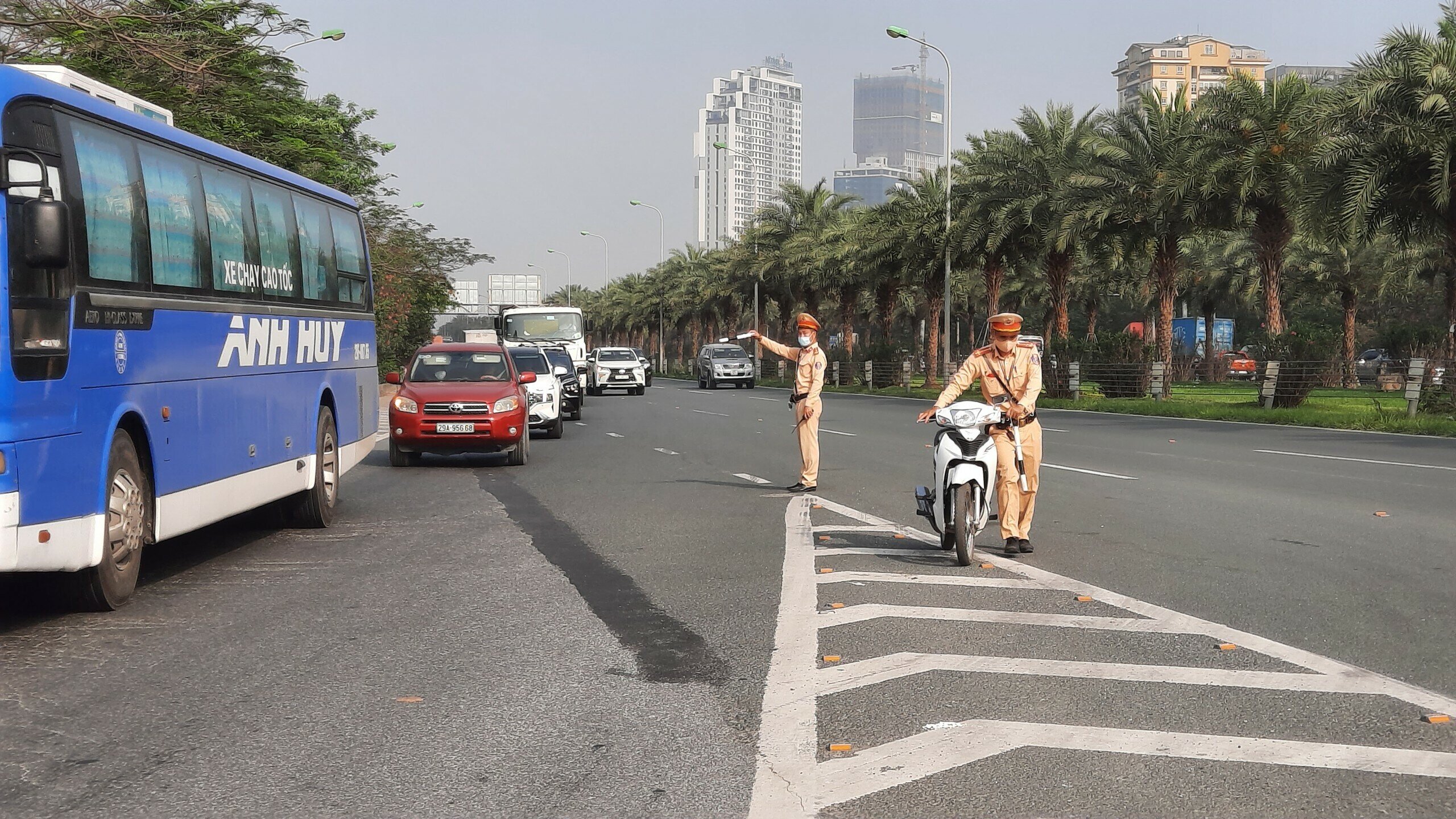 Đại úy Đặng Hoàng Anh, Cán bộ Đội CSGT số 6 (Công an TP Hà Nội) cho biết, hành vi đi xe máy trên đường cao tốc là rất nguy hiểm cho bản thân người điều khiển xe máy và mọi người tham gia giao thông trên cao tốc