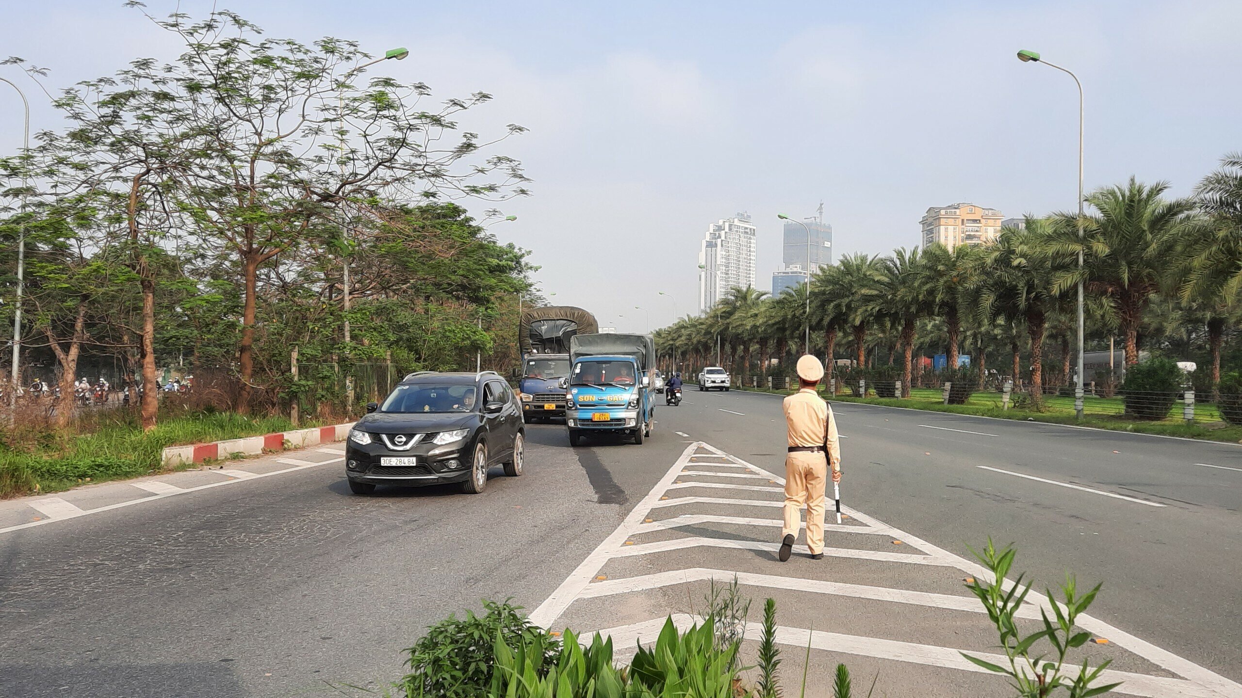 "Dù các tài xế có biện minh lý do nào, thì tất cả hành vi xe máy đi vào làn đường cao tốc đều bị xử lý nghiêm", Đại úy Đặng Hoàng Anh nói