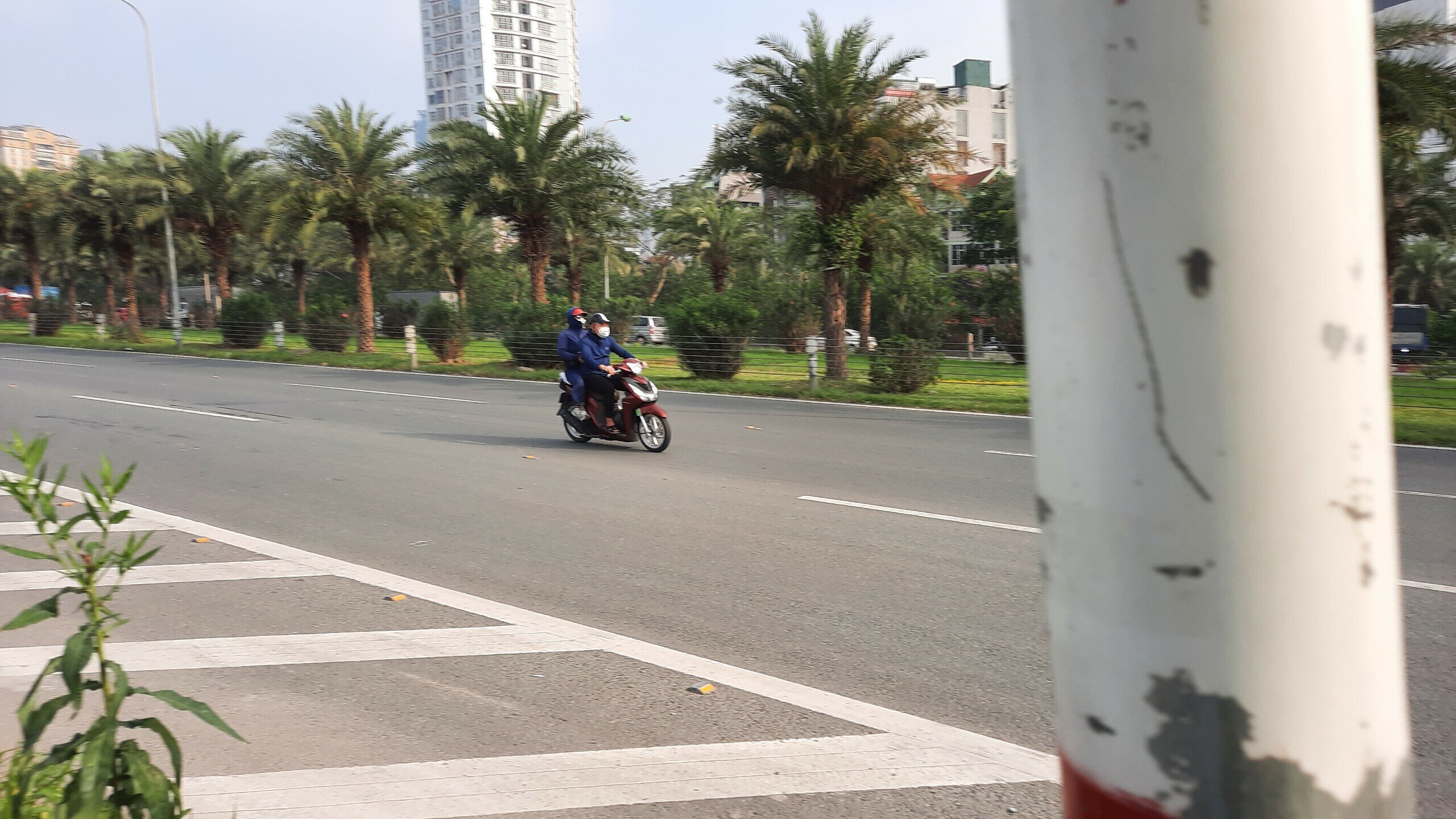 Thời gian qua, nhiều xe máy vẫn cố tình đi vào làn đường cao tốc dù Đại lộ Thăng Long đã có đường gom, từ đó gây ra nhiều vụ TNGT, trong đó có nhiều vụ nạn nhân đi xe máy đã tử vong