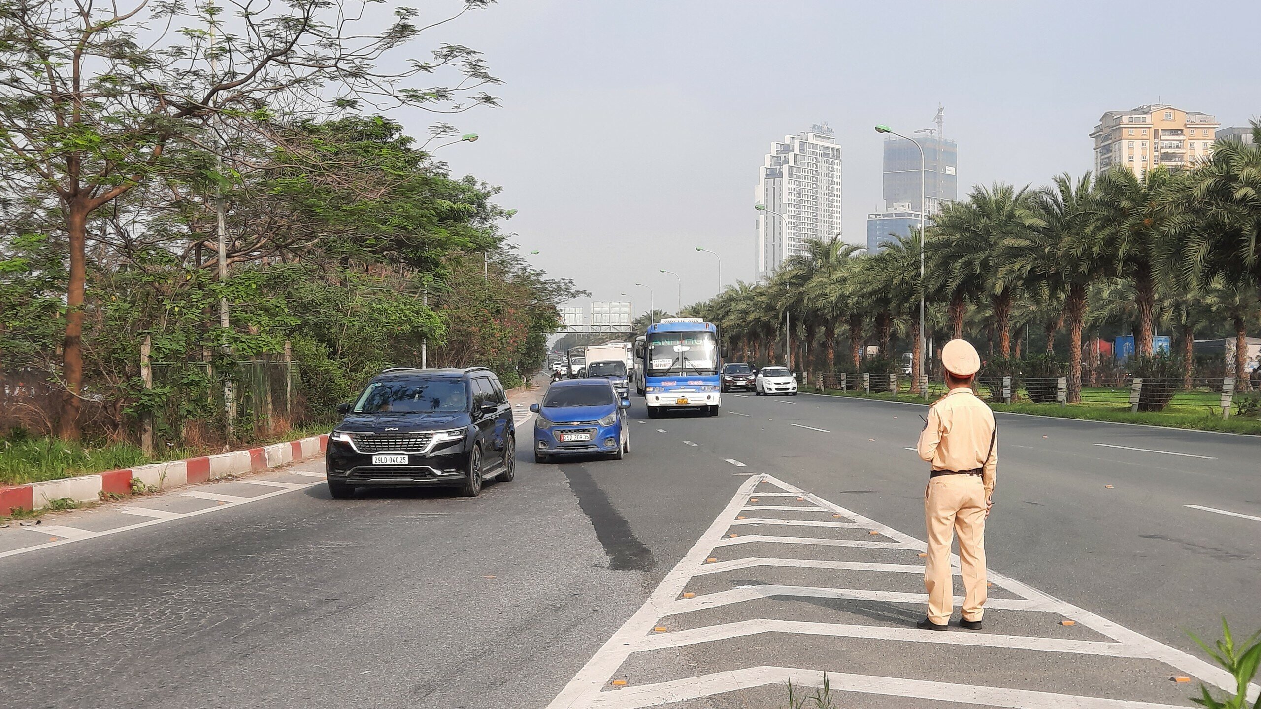 Sáng nay (6/5), Tổ công tác của Đội CSGT số 6 (Công an TP Hà Nội) đã lập chốt xử lý những người điều khiển xe máy đi vào làn cao tốc Đại lộ Thăng Long