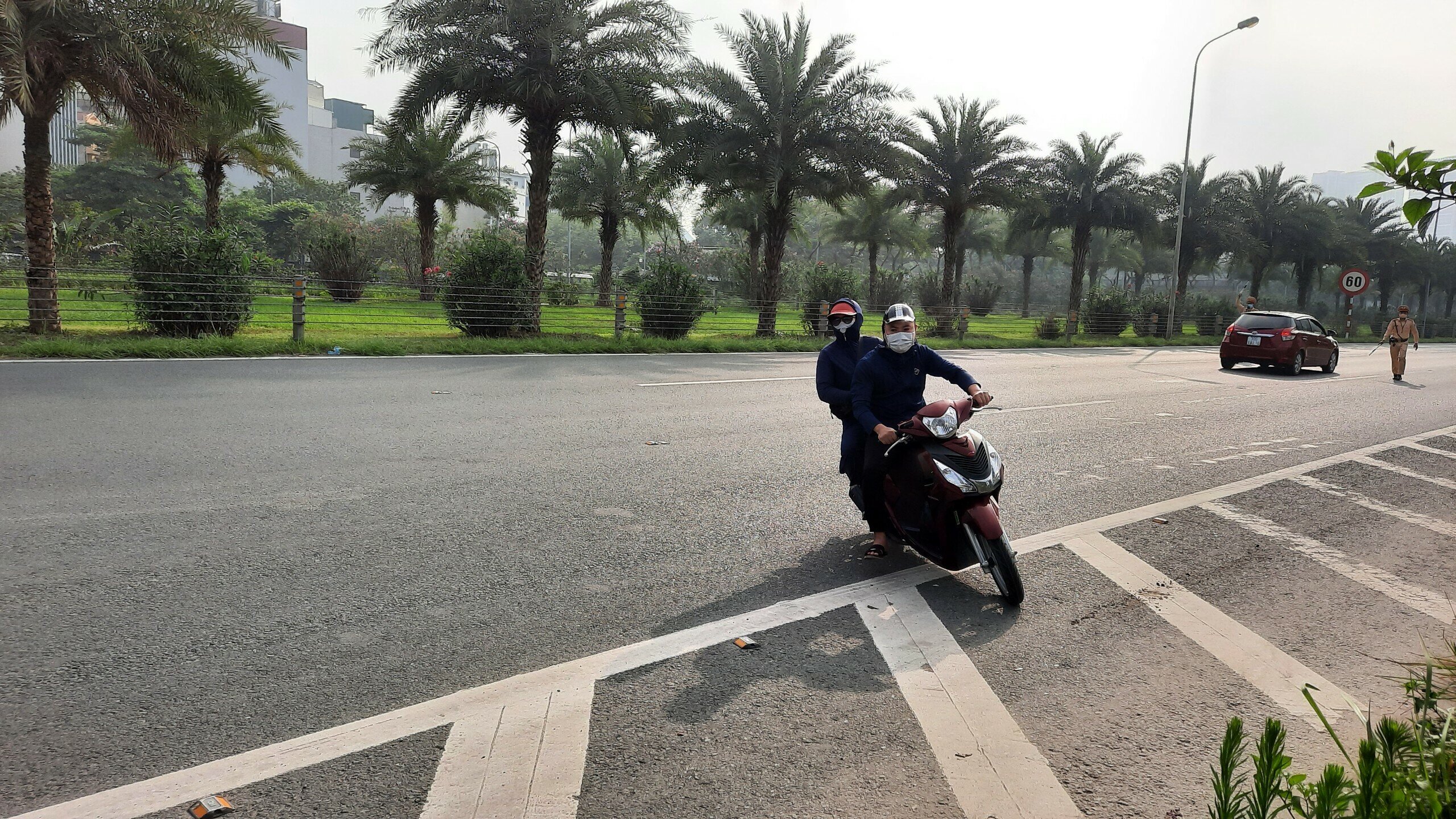 Ghi nhận của PV Báo Giao thông, khi thấy bóng dáng của lực lượng CSGT, rất nhiều tài xế đang chạy xe máy trên Đại lộ Thăng Long đã quay đầu đi ngược chiều nhằm bỏ chạy